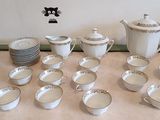 de nombreuses tasses et soucoupes sur la table, prêtes à être utilisées