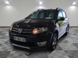la photo d'une voiture noire garée dans un garage