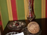 une table sur laquelle se trouvent un saladier en verre et un bol de noix