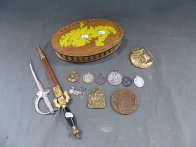 un grand nombre d'éléments différents sur la table