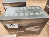 trois boîtes contenant du matériel électronique exposées dans un magasin