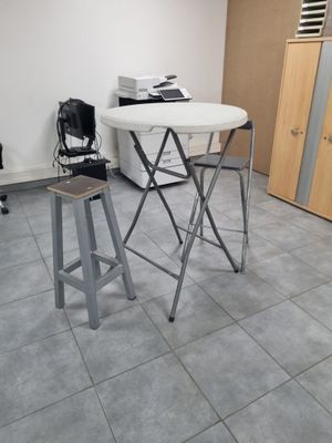 une table blanche et deux chaises dans une pièce