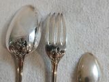 trois cuillères et une fourchette posées sur une table