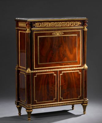une armoire ancienne en bois à deux portes, avec un plateau en marbre