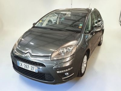 une petite voiture garée dans un garage