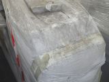 une pile de bagages posée sur une palette dans un entrepôt