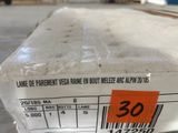 une boîte avec une étiquette posée sur le sol