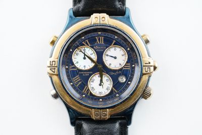 gros plan d'une montre sur une surface blanche