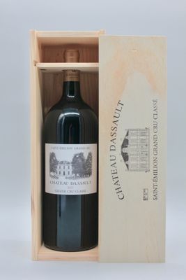 une image représentant une bouteille de vin dans un coffret en bois