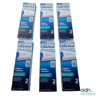 Quatre brosses à dents Clearblue sont alignées sur une surface blanche