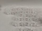 beaucoup de verres vides posés sur une table