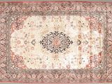 un tapis oriental orné d'un motif en médaillon sur fond blanc