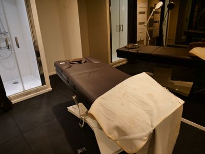 AU Sous Sol Une Table DE Soin Electrique NE Pouvant Etre Enl…