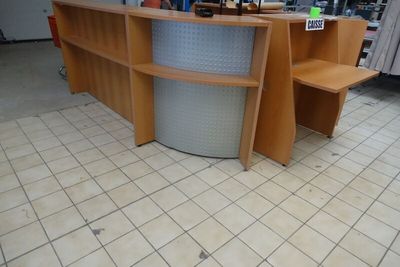 une photo d'un comptoir d'accueil dans un magasin