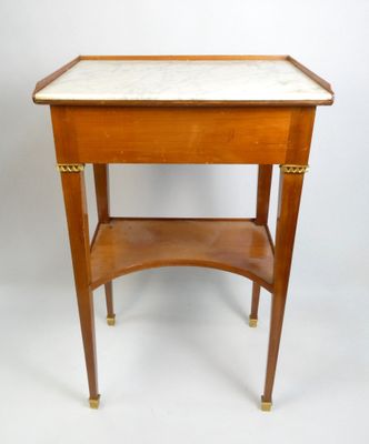 une image d'une petite table en bois avec un plateau en marbre