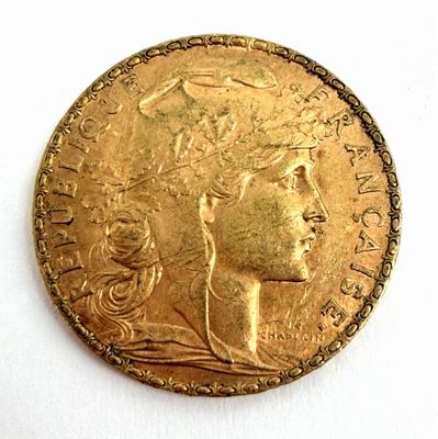 l'image d'une pièce d'or sur laquelle figure une tête de femme