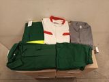 trois paires de pantalons verts et une chemise blanche posés sur une boîte