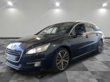 la voiture bleue est garée sur un sol en damier dans le garage