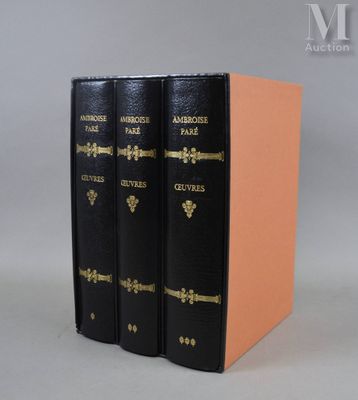 un ensemble de trois livres superposés