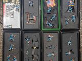 six boîtes contenant des figurines miniatures de soldats et un drapeau