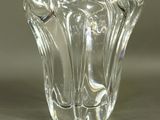 un vase en verre posé sur une table