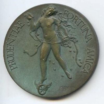 une vieille médaille en bronze représentant une femme tenant une épée