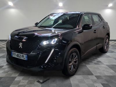 le 4x4 noir est garé sur un sol en damier dans le garage