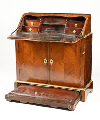 l'image d'un bureau en bois avec un tiroir en dessous