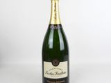 gros plan d'une bouteille de champagne sur fond blanc
