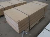 plusieurs piles de cartons empilées les unes sur les autres dans un entrepôt