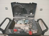 une valise ouverte posée sur un chariot métallique