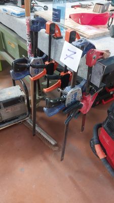 un grand nombre d'outils posés sur une table