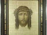 une vieille image de Jésus avec une couronne d'épines sur la tête