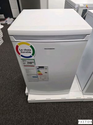une photo d'un réfrigérateur blanc dans un magasin