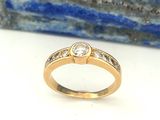 Gros plan sur une bague en or ornée d'un diamant