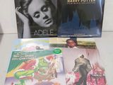 trois CD posés sur une table
