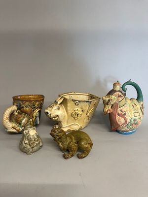 cinq vases différents posés les uns à côté des autres sur une table