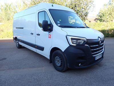 la photo d'une camionnette blanche garée sur un parking