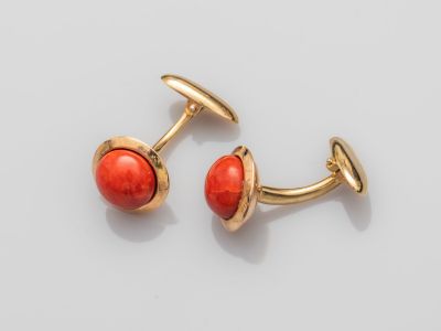 une paire de boutons de manchette en or et corail