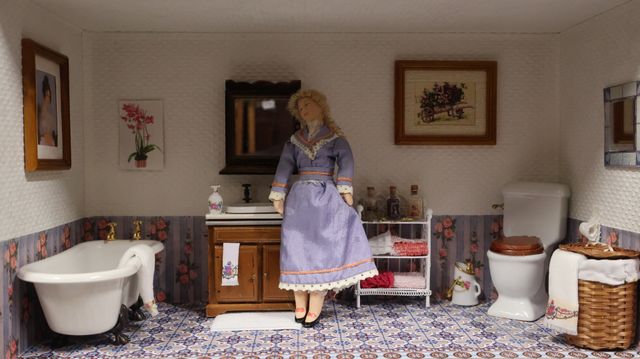 Diorama. Composition miniature, dans une vitrine en bois, vitre e...