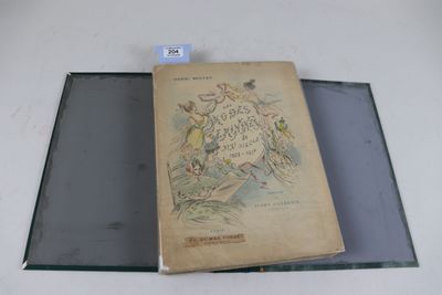 un livre posé sur une table en verre