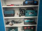 une armoire bleue sur laquelle sont posés des outils, dans une pièce