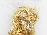 un sachet de feuilles d'or séchées sur fond blanc