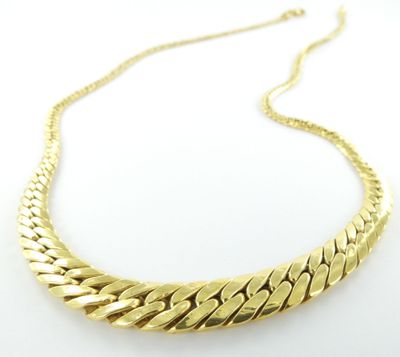 une image d'un collier en or sur fond blanc