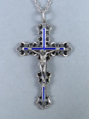 une croix en argent surmontée d'une croix bleue