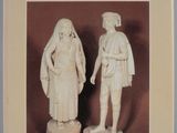 la couverture du livre *L'amour des ours*, sur laquelle figure une statue représentant un homme et une femme