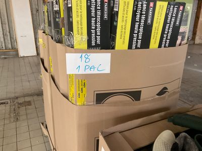 une pile de livres posée sur une boîte en carton