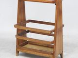 l'image d'une étagère en bois surmontée de trois étagères