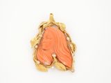 une image représentant une broche aux couleurs or et corail sur fond blanc