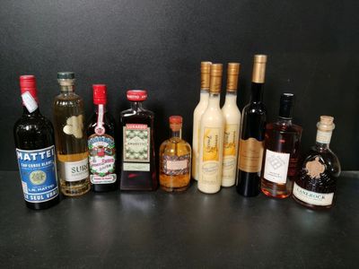 11 bouteilles de différents spiritueux dont : Amaretto, Rhum, Crème de - Photo 1